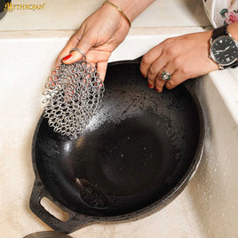 Renaissance reenactor pot scrubber
