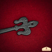Solid gothic hinge with spear tip