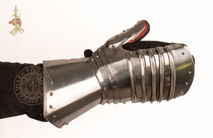 16th century plate armour gauntlets