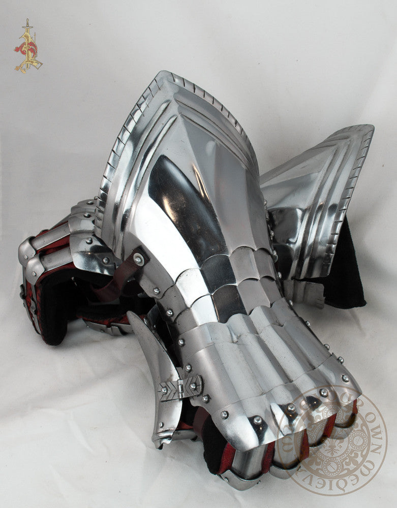 Gothic German Gauntlets. 15th Century.